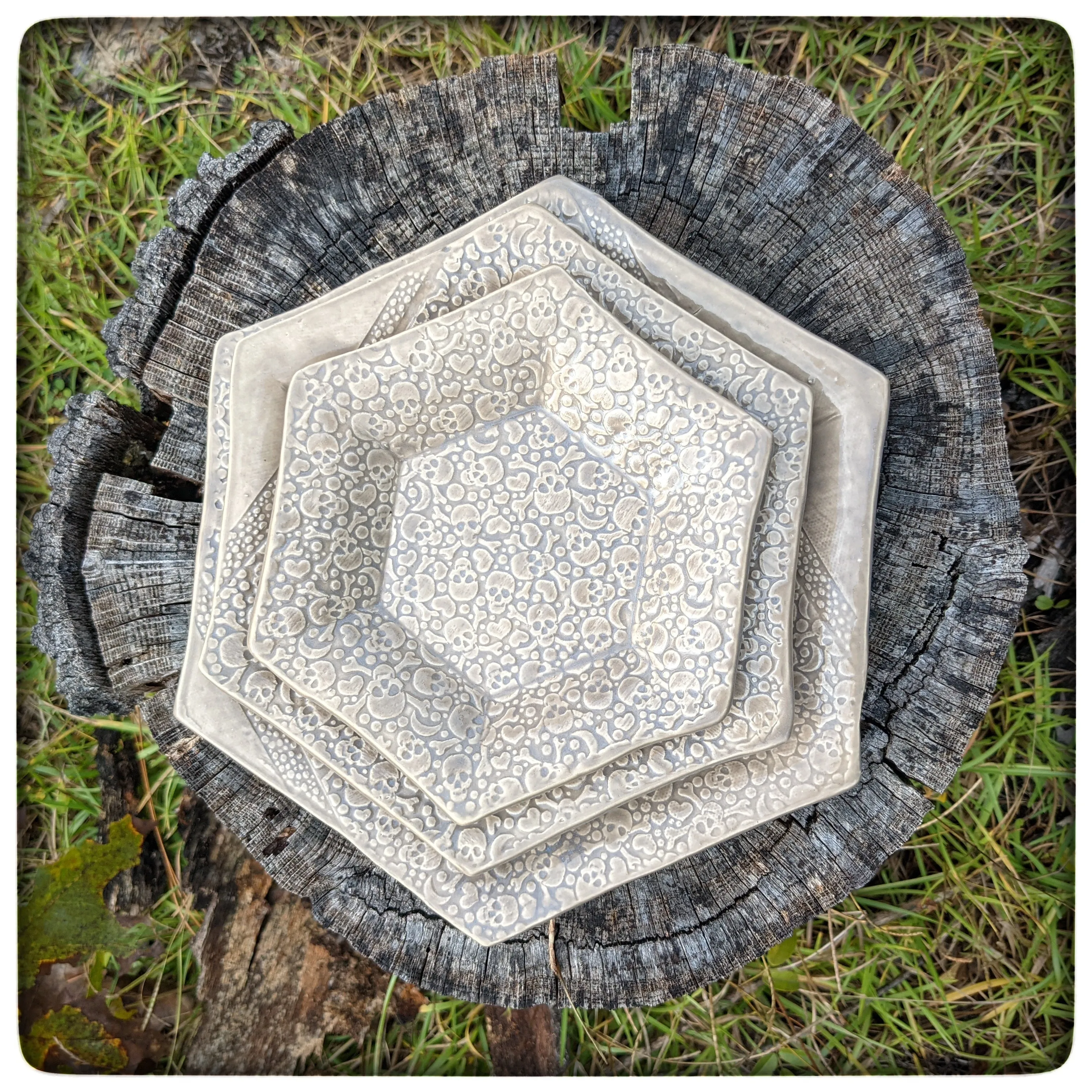 Skull hexagon dish (7 inch)